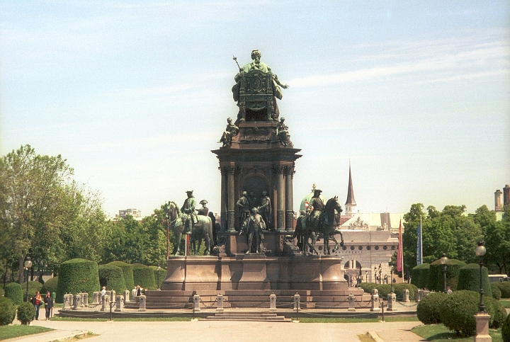 15 Vienna - Fountain near Kunsthistoriches M.jpg - ASCII